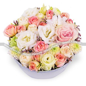 Чистая любовь - коробка с белой эустомой и розовыми розами
