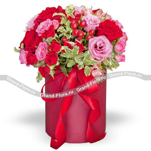 Идеальный сюрприз - коробка с красными розами и эустомой